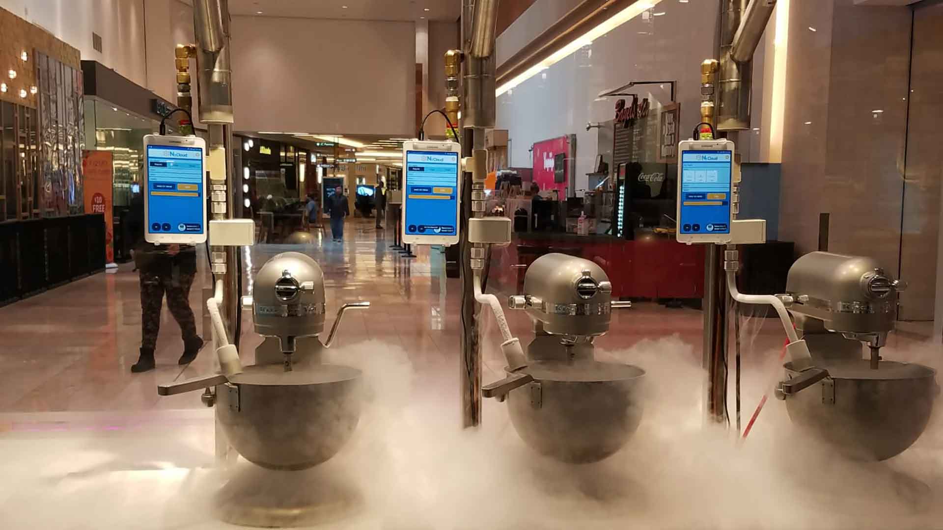 It has gained popularity due to the dramatic fog-like vapor that forms when liquid nitrogen comes into contact with the warmer air around it. 